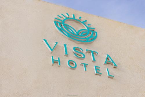 a sign on the side of a building with a vietnamese hotel at Hotel Vista La Floresta in La Floresta