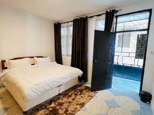 Llit o llits en una habitació de Urban Haven -Entire Apartment
