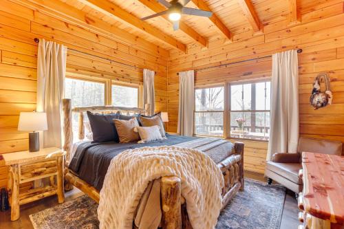 um quarto com uma cama num chalé de madeira em Kid-Friendly Morganton Gem 10 Mi to Blue Ridge! em Morganton