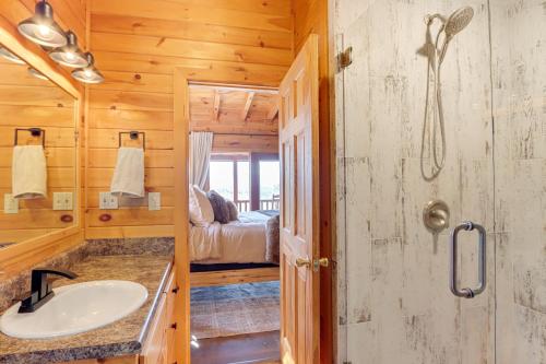 uma casa de banho com um lavatório e uma cama num quarto em Kid-Friendly Morganton Gem 10 Mi to Blue Ridge! em Morganton