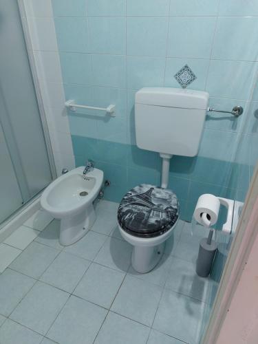 費拉拉的住宿－VILLA LILLI，一间带卫生间和坐浴盆的浴室