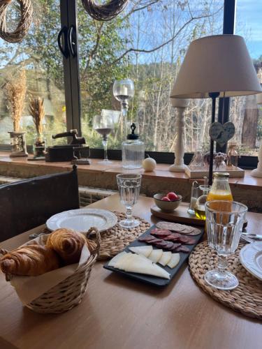 a table with a basket of food and a window at La Lolita ( Adults Only ) in Sant Mart&iacute; Vell