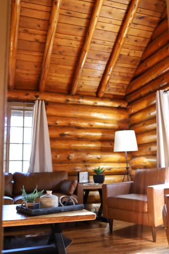 Posezení v ubytování Historic Log Cabin #14 at Horse Creek Resort