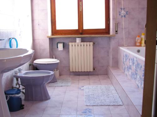 a bathroom with a sink and a toilet and a tub at B&B Itala in Recanati