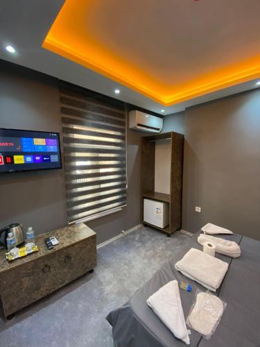 een kamer met een flatscreen-tv en een bed bij La pella suit in Istanbul