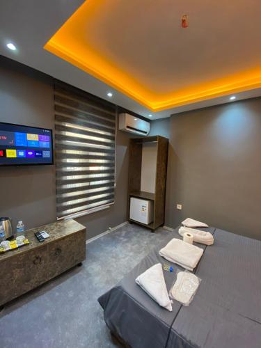 een kamer met 2 bedden en een flatscreen-tv bij La pella suit in Istanbul