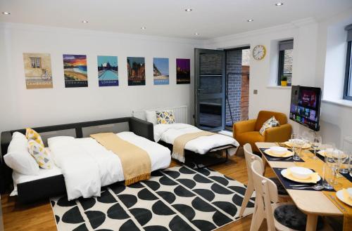 a bedroom with two beds and a dining room at Luxury Apartments for up to 6 Guests in Central Location in London