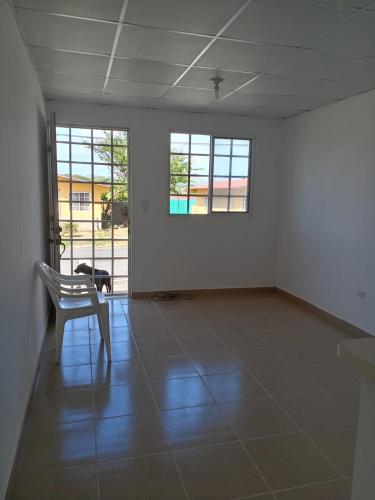 ein leeres Zimmer mit einem Stuhl und einem Fenster in der Unterkunft Casa Mendoza 