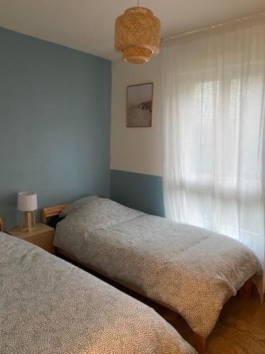 - une chambre avec 2 lits et une fenêtre dans l'établissement Appartement Port-En-Bessin Mer Proche, à Port-en-Bessin-Huppain