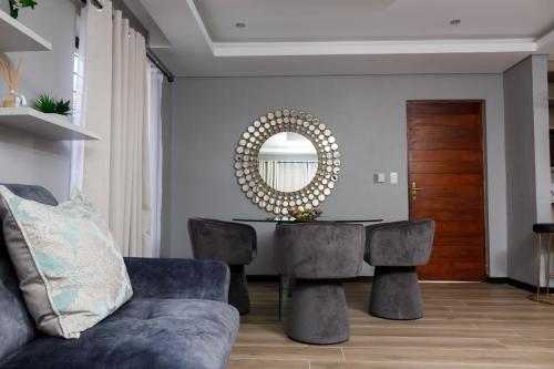 Ruang duduk di Uptown Apartments - Garden Pavillion