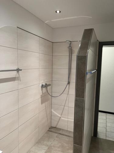 La salle de bains est pourvue d'une douche avec un tuyau. dans l'établissement Wenzels Ferienwohnung im Südschwarzwald, à Stühlingen