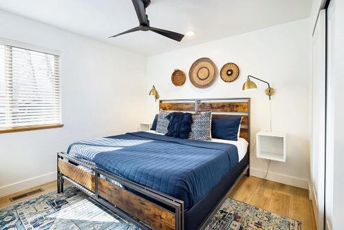 - une chambre avec un lit et un ventilateur de plafond dans l'établissement Near Downtown Stylish 2BR With Amazing Patio - 3, à Moab