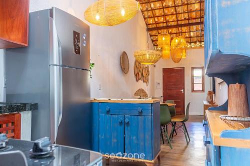 - une cuisine avec des armoires bleues et un réfrigérateur bleu dans l'établissement VDA - Casas encantadoras e próximas à praia Camaragibe/AL, à Passo de Camarajibe