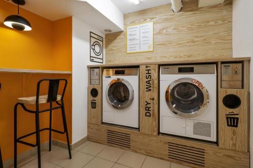 2 lavadoras y secadoras en una habitación en Massy TGV Appart Suite CITEA Affaires-Tourisme, en Massy
