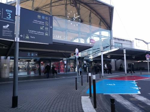 un gran edificio con gente caminando delante de él en Massy TGV Appart Suite CITEA Affaires-Tourisme, en Massy