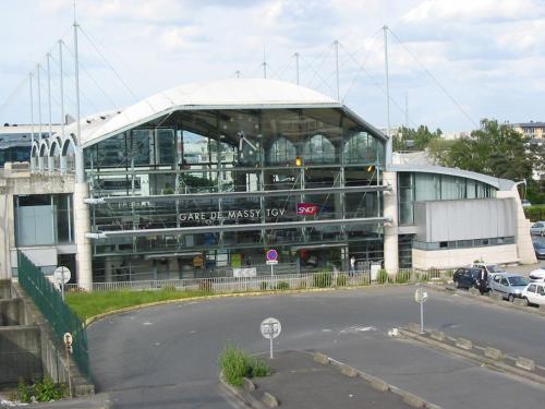 un gran edificio con un estacionamiento delante de él en Massy TGV Appart Suite CITEA Affaires-Tourisme, en Massy