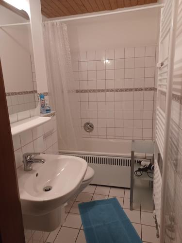 uma casa de banho com um lavatório, um WC e um chuveiro em Haus Lucia, mit Pool und Sauna, Appartment 4 em Schönwald