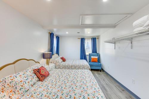 2 camas en una habitación con cortinas azules en Pennsylvania Guest House Getaway 6 Mi to Hershey, en Palmyra