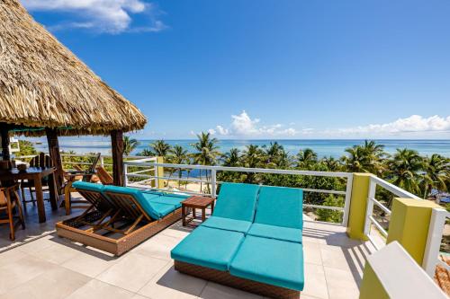 eine Terrasse mit Stühlen, einem Tisch und Meerblick in der Unterkunft Casa del Rai in San Pedro