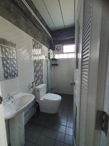 a bathroom with a white toilet and a sink at Hamenameng in Ban Na Meng (1)