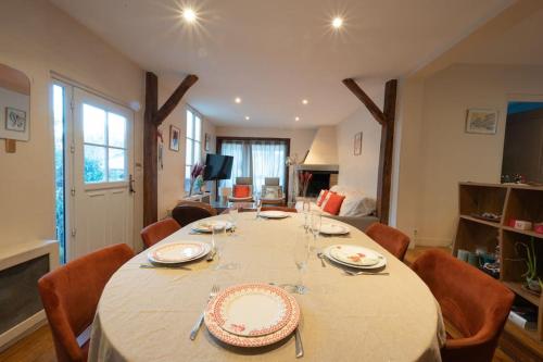 une table à manger avec des chaises et une chambre avec une pièce dans l'établissement Bellevue sur Sèvres, à Sèvres