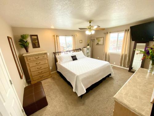 a bedroom with a bed and a dresser at Sleeps 20! Rare Family Friendly House. in Payson