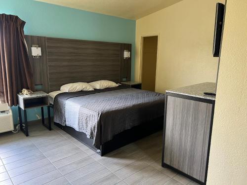 Habitación de hotel con cama y mesa en EL TEJAS MOTEL, en San Antonio