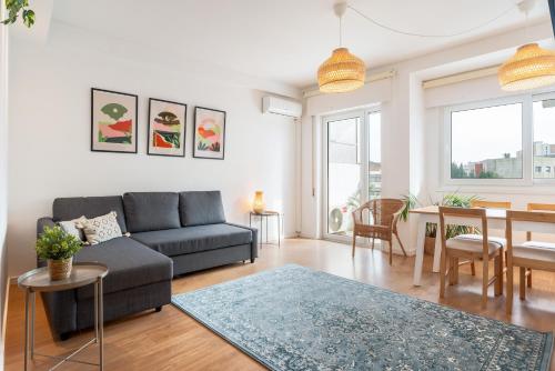 sala de estar con sofá y mesa en Spacious Modern Flat w/ Balcony, en Oporto