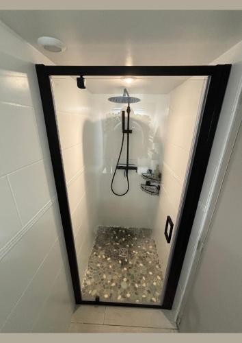 La salle de bains est pourvue d'un miroir et d'une douche à l'italienne. dans l'établissement Appartement Cosy avec Jardin, à Boulogne-sur-Mer