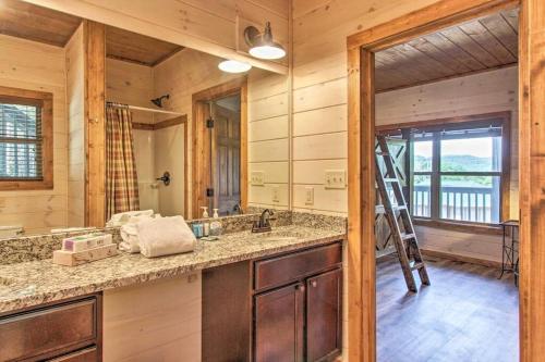 ein Badezimmer mit einem großen Spiegel und einer Leiter in der Unterkunft The All Decked Out in Pigeon Forge So Near Dollywood! On a Hill Right in Pigeon Forge in Pigeon Forge