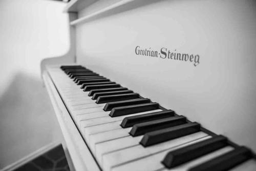 un clavier de piano noir et blanc avec les mots confirmant la fraise dans l'établissement Landsitz Lippoldsberg, à Gewissenruh
