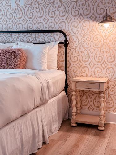 Una cama o camas en una habitación de Henrosa Hotel