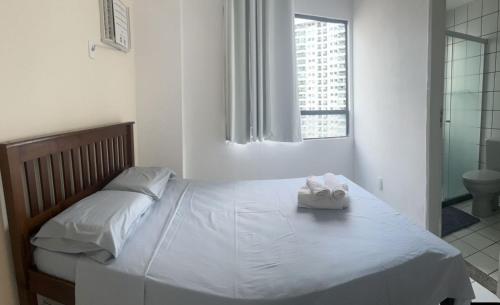 um quarto com uma cama com duas toalhas em Apartamento 2 quartos 1km da Praia no Recife