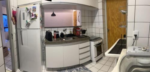 uma pequena cozinha com um frigorífico e um lavatório em Apartamento 2 quartos 1km da Praia no Recife