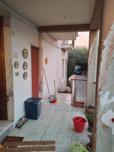 an empty alley way with a house and a building at Al casale in Capriglia