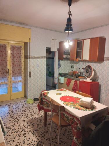une cuisine avec une table et une cuisine avec une table et des chaises dans l'établissement Al casale, à Capriglia