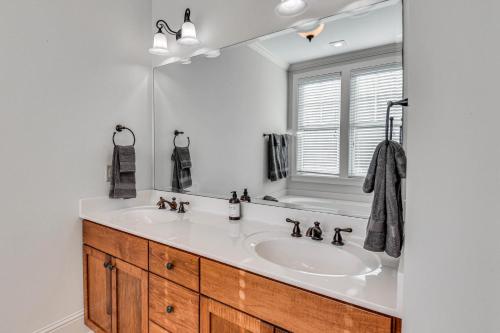 La salle de bains est pourvue de 2 lavabos et d'un miroir. dans l'établissement Waterfront Lake Oconee Condo with Lake Views!, à Greensboro