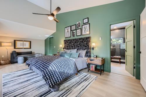 - une chambre avec un lit, un bureau et un canapé dans l'établissement The Stilt House, Sanctuary in Colorado Mountains, à Divide