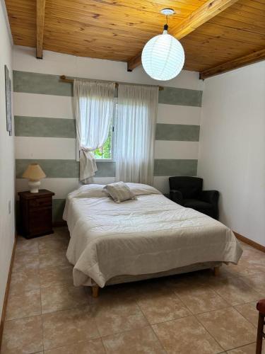 Un dormitorio con una cama grande y una ventana en Lothbrok House en Villa Rumipal
