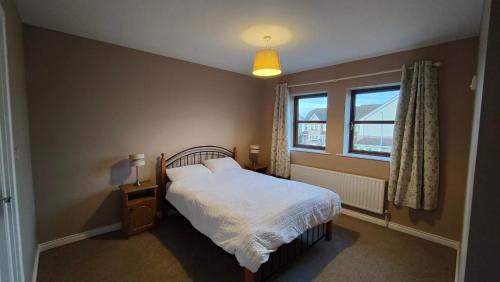 um quarto com uma cama e uma janela em Spacious 3 bedroom home em Kilcock