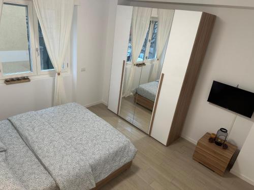 Una cama o camas en una habitación de CASA IDEALE TIM Appartmanti moderni vicina al centro