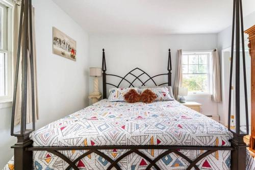 Un pat sau paturi într-o cameră la Greenport village cottage w/ 4 bedrooms