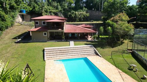 eine Luftaufnahme eines Hauses mit Swimmingpool in der Unterkunft Sitio Recanto Feliz na Estrada do Vinho km 4,5 - Sao Roque in São Roque