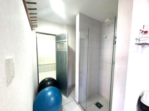 a shower with a blue balloon in a bathroom at Lindo apto no Condomínio Enseada Praia do Forte in Mata de Sao Joao