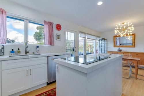 una gran cocina con armarios blancos y una gran isla en Greenbrae Garden Cottage Near Beaches and Redwoods en Green Brae