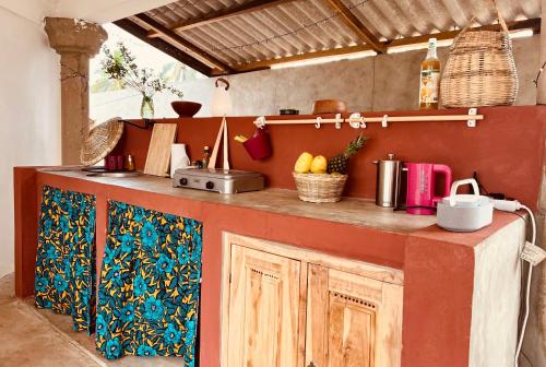uma cozinha com um balcão com um balcão em Amistad em Ouidah