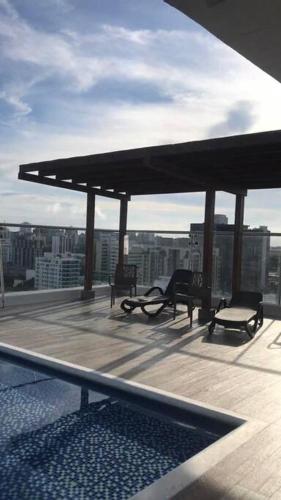 a balcony with benches and a view of a city at Apartaestudio Jacuzzi Centro Comercial Gimnasio ALTOPRADO in Barranquilla
