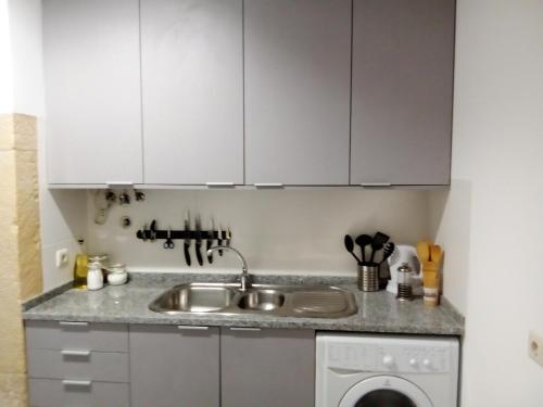 里斯本的住宿－Double room in the center of Lisbon，厨房配有白色橱柜和水槽