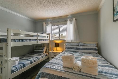 Katil atau katil-katil dalam bilik di Walk to Beach Hilton Head Resort Condo with Pools!