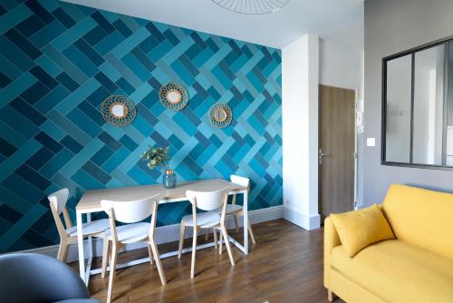 une salle à manger avec une table et des chaises dans l'établissement LE PALAIS DES THERMES, à Nancy